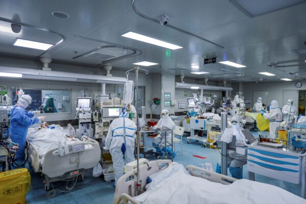 Nhân viên y tế điều trị cho những bệnh nhân bị nhiễm virus Trung Cộng COVID-19 tại một bệnh viện ở Vũ Hán, Trung Quốc, vào ngày 24/02/2020. (Ảnh: STR/AFP qua Getty Images)