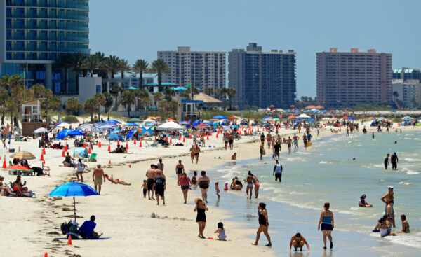 Du khách đến Bãi biển Clearwater sau khi Thống đốc Ron DeSantis mở cửa các bãi biển của Florida vào ngày 04/05/2020. (Ảnh: Mike Ehrmann/Getty Images)