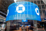 Logo của ngân hàng Chase ở Manhattan, Thành phố New York, vào ngày 30/06/2020. (Ảnh: Johannes Eisele/AFP/Getty Images)