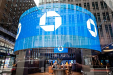 Logo của ngân hàng Chase ở Manhattan, Thành phố New York, vào ngày 30/06/2020. (Ảnh: Johannes Eisele/AFP/Getty Images)