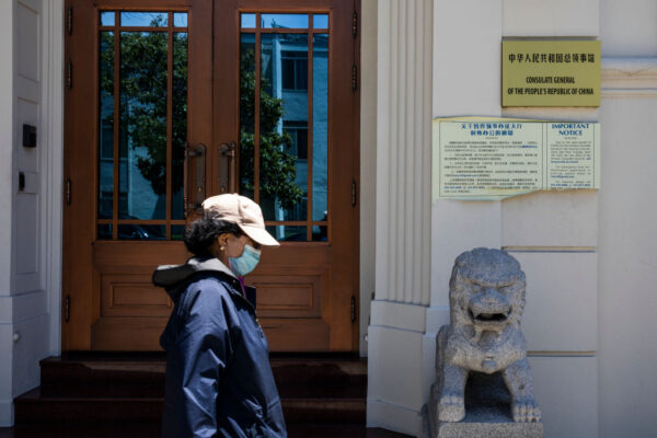 Một người đi ngang qua Lãnh sự quán Trung Quốc ở San Francisco, California, vào ngày 23/07/2020. (Ảnh: Philip Pacheco/AFP qua Getty Images)