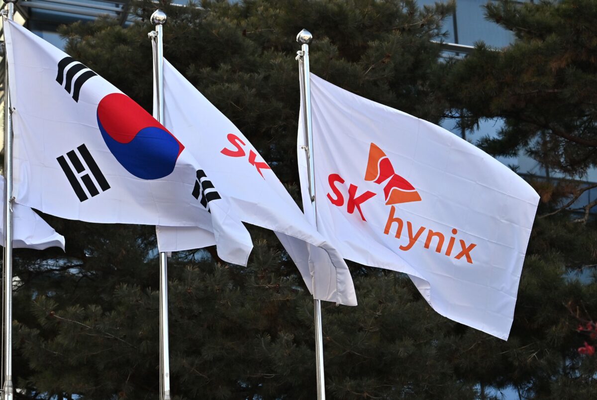 Cờ SK Hynix (phải) và quốc kỳ Nam Hàn (trái) tung bay bên ngoài văn phòng Bundang của công ty ở Seongnam ngày 29/01/2021. (Ảnh: Jung Yeon-je/AFP/Getty Images)