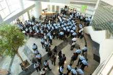 Lực lượng cảnh sát tiến hành một cuộc đột kích vào tòa soạn của Apple Daily ở Hồng Kông, Trung Quốc, vào ngày 17/06/2021. (Ảnh: Apple Daily qua Getty Images)
