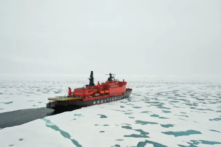 Tàu phá băng chạy bằng năng lượng hạt nhân “50 Years of Victory” (50 Năm Chiến thắng) của Nga được nhìn thấy ở Bắc Cực vào ngày 18/08/2021. (Ảnh: Ekaterina Anisimova/AFP qua Getty Images)