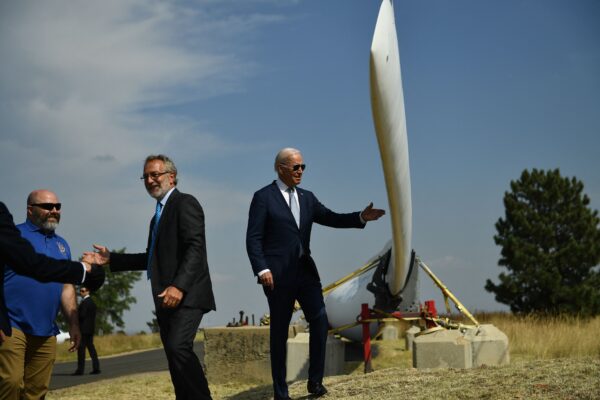Tổng thống Joe Biden nhìn vào một cánh tua-bin gió khi ông đi thăm Phòng thí nghiệm Năng lượng Tái tạo Quốc gia ở Arvada, Colorado, vào ngày 14/09/2021. (Ảnh: Brendan Smialowski/AFP qua Getty Images)
