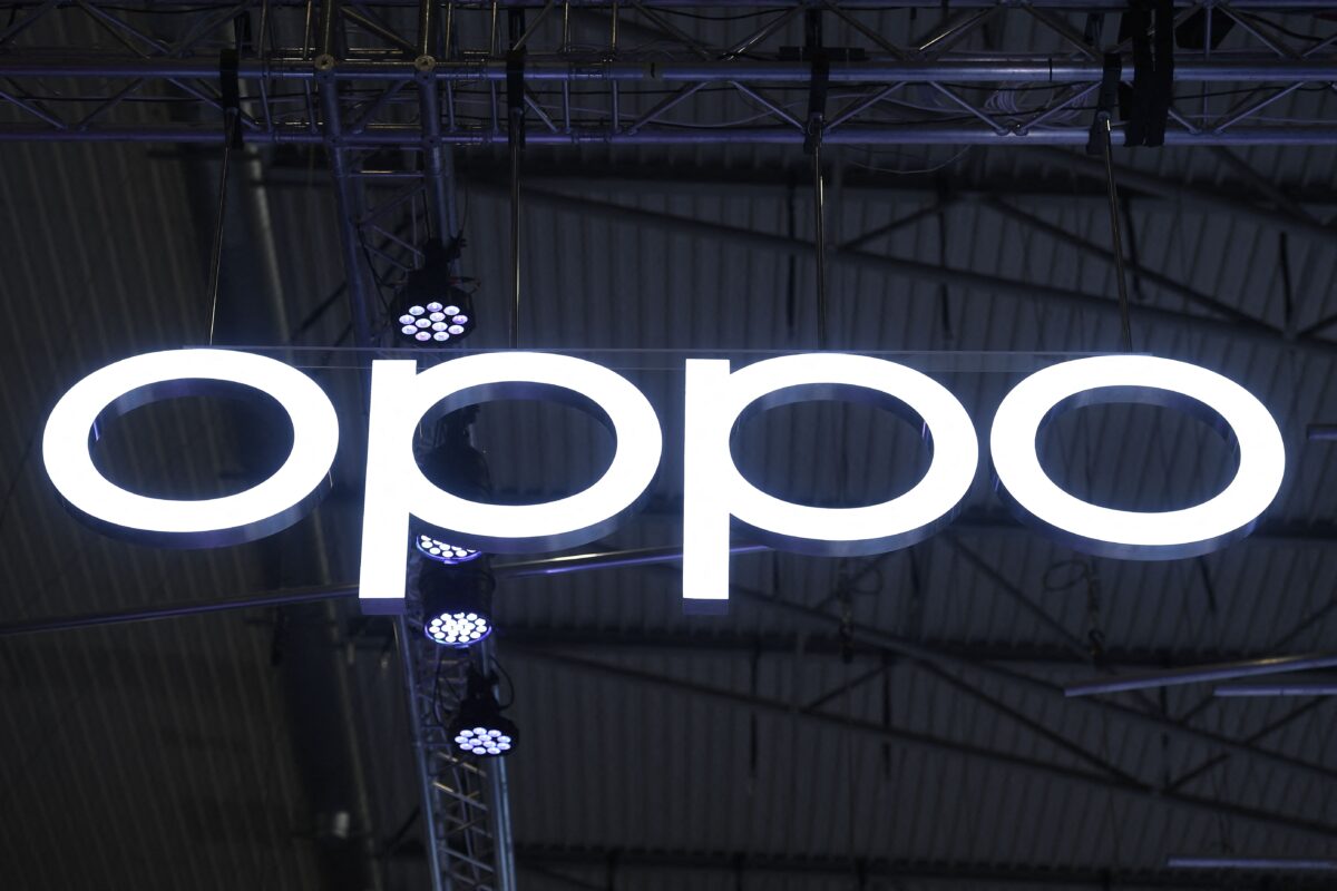 Logo Oppo được trưng bày tại Đại hội Thế giới Di động ở Barcelona, ​​Tây Ban Nha, vào ngày 02/03/2022. (Ảnh: Josep Lago/AFP qua Getty Images)
