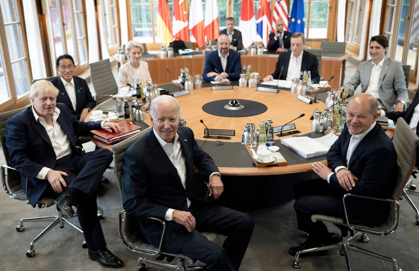 Tổng thống Joe Biden, Thủ tướng Đức Olaf Scholz, Thủ tướng Canada Justin Trudeau, Thủ tướng Ý Mario Draghi, Chủ tịch Hội đồng Âu Châu Charles Michel, Chủ tịch Ủy ban Âu Châu Ursula von der Leyen, Thủ tướng Nhật Bản Fumio Kishida và Thủ tướng Anh Boris Johnson trong hội nghị thượng đỉnh G-7 tại Đức vào ngày 28/06/2022. (Ảnh: Brendan Smialowski/AFP qua Getty Images)