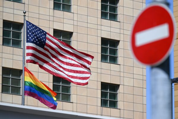 Quốc kỳ Hoa Kỳ (trên cùng) và cờ cầu vồng được chụp ảnh tại đại sứ quán Hoa Kỳ ở Moscow vào ngày 30/06/2022. (Ảnh: Natalia Kolesnikova/AFP qua Getty Images)