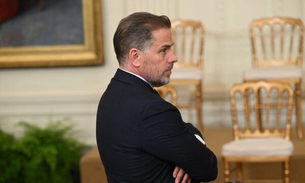 Ông Hunter Biden tham dự buổi lễ trao Huân chương Tự do của Tổng thống vinh danh 17 người nhận, tại Phòng phía Đông của Tòa Bạch Ốc hôm 07/07/2022. (Ảnh: Saul Loeb/AFP qua Getty Images)