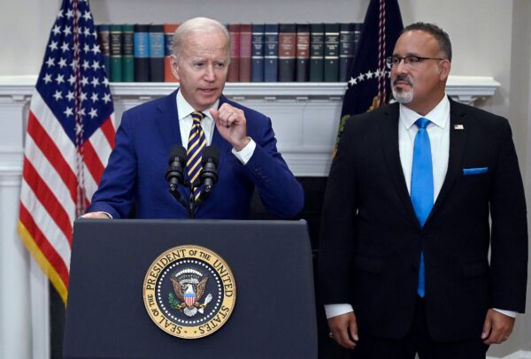 Tổng thống Joe Biden thông báo việc cứu trợ khoản vay sinh viên cùng Bộ trưởng Giáo dục Miguel Cardona tại Phòng Roosevelt của Tòa Bạch Ốc, vào ngày 24/08/2022. (Ảnh: Olivier Douliery/AFP/Getty Images)