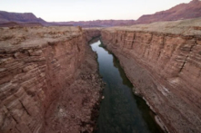 Quang cảnh Sông Colorado nhìn từ Cầu Navajo ở Marble Canyon, Arizona, hôm 31/08/2022. (Ảnh: Robyn Beck/AFP qua Getty Images)