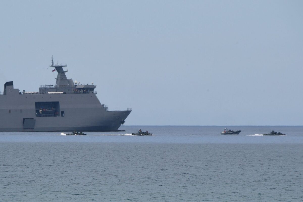 Các tàu tấn công đổ bộ của Thủy quân lục chiến Philippines điều động bên cạnh một tàu đổ bộ BRP Tarlac của hải quân Philippines trong một cuộc tập trận đổ bộ chung với Thủy quân lục chiến Hoa Kỳ tại một bãi biển hướng ra Biển Đông ở thị trấn San Antonio, tỉnh Zambales, hôm 07/10/2022. (Ảnh: Ted Aljibe/AFP qua Getty Images)