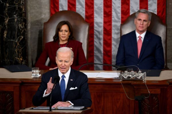 Phó Tổng thống Kamala Harris và Chủ tịch Hạ viện Kevin McCarthy (Cộng Hòa-California) lắng nghe khi Tổng thống Joe Biden đọc bài diễn văn Thông điệp Liên bang tại Phòng Hạ viện của Điện Capitol Hoa Kỳ ở Hoa Thịnh Đốn hôm 07/02/2023. (Ảnh: Saul Loeb/ AFP qua Getty Images)