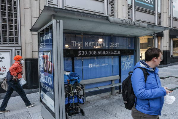Một bảng quảng cáo của Quỹ Peterson hiển thị khoản nợ quốc gia được chụp trên Phố 11 ở trung tâm thành phố Hoa Thịnh Đốn, hôm 08/02/2022. (Ảnh: Jemal Countess/Getty Images cho Quỹ Peter G. Peterson)