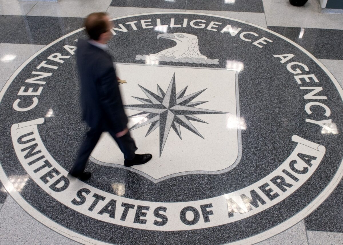 Một người đàn ông đi qua logo của Cơ quan Tình báo Trung ương (CIA) tại sảnh của Trụ sở CIA ở Langley, Virginia, vào ngày 14/08/2008. (Ảnh: Saul Loeb/AFP qua Getty Images)