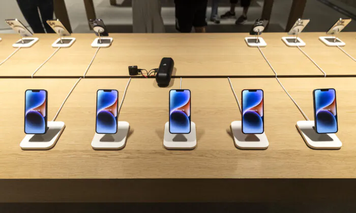 Những chiếc iPhone 14 mới của Apple được trưng bày tại một cửa hàng Apple ở Vũ Hán, Trung Quốc, hôm 16/09/2022. (Ảnh: Getty Images)