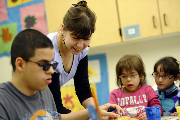 Giáo viên mỹ thuật tình nguyện Bojana Coklyat, dạy các em học sinh khiếm thị tại Trường dành cho Người khiếm thị ở Jersey City, New Jersey, 23/04/2012. (Ảnh: Timothy A. Clary/AFP/GettyImages)