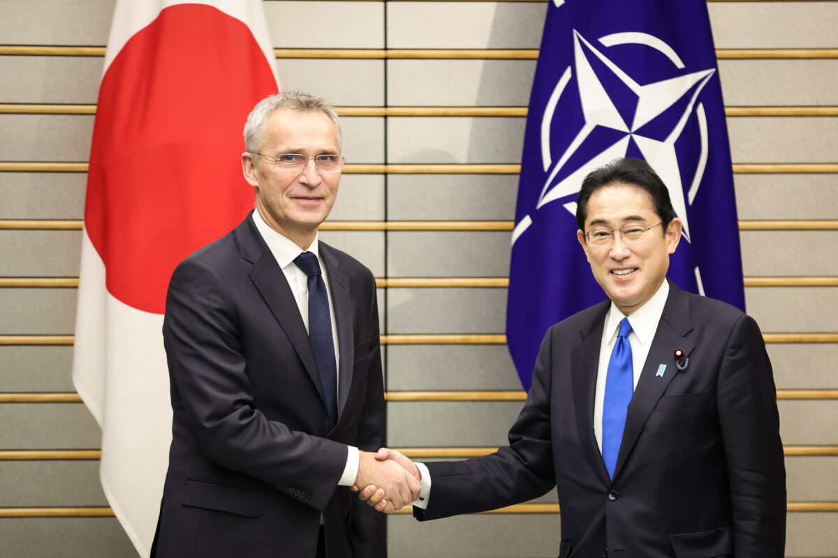 Tổng Thư ký NATO Jens Stoltenberg (trái) bắt tay với Thủ tướng Nhật Bản Fumio Kishida hôm 31/01/2023 tại Tokyo, Nhật Bản. (Ảnh: Takashi Aoyama/Getty Images)