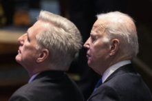 Tổng thống Hoa Kỳ Joe Biden ngồi cạnh Chủ tịch Hạ viện Kevin McCarthy (Cộng Hòa-California) trong Bữa sáng Cầu nguyện Quốc gia tại Điện Capitol ở Hoa Thịnh Đốn hôm 02/02/2023. Bữa sáng Cầu nguyện Quốc gia là một sự kiện lưỡng đảng hàng năm quy tụ các nhà lãnh đạo tôn giáo và các chính trị gia cho một buổi sáng cầu nguyện và suy ngẫm. (Ảnh: Kevin Dietsch/Getty Images)