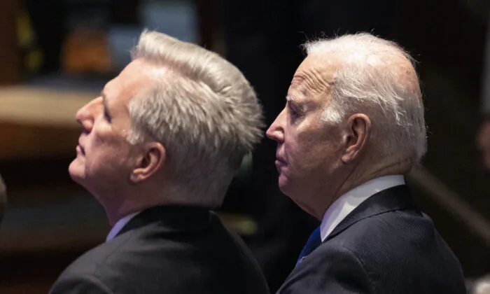 Tổng thống Hoa Kỳ Joe Biden ngồi cạnh Chủ tịch Hạ viện Kevin McCarthy (Cộng Hòa-California) trong Bữa sáng Cầu nguyện Quốc gia tại Điện Capitol ở Hoa Thịnh Đốn hôm 02/02/2023. Bữa sáng Cầu nguyện Quốc gia là một sự kiện lưỡng đảng hàng năm quy tụ các nhà lãnh đạo tôn giáo và các chính trị gia cho một buổi sáng cầu nguyện và suy ngẫm. (Ảnh: Kevin Dietsch/Getty Images)