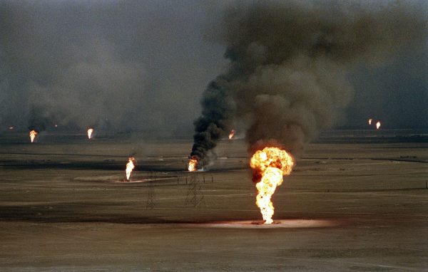 Các giếng dầu bốc cháy bị do binh lính Iraq rút lui phá hủy tại mỏ dầu Al-Ahmadi ở miền nam Kuwait hôm 14/03/1991. (Ảnh: Nicholas Kamm/AFP/Getty Images)