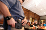 Ông Damon Thueson cho xem một bao súng ngắn tại một lớp cấp giấy phép mang súng giấu kín do tổ chức “Huấn luyện Súng cầm tay Hoa Kỳ” tổ chức ở Provo, Utah, vào ngày 19/12/2015. (Ảnh: George Frey/Getty Images)