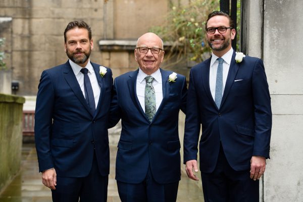 Ông trùm truyền thông người Úc Rupert Murdoch (giữa) đứng cạnh các con trai là ông Lachlan (trái) và ông James (phải) ở trung tâm London vào ngày 05/03/2016. (Ảnh: Leon Neal/AFP/Getty Images)