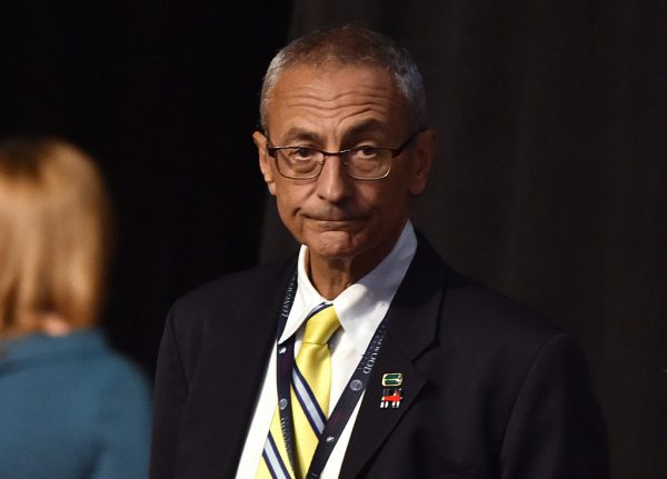 Ông John Podesta, chủ tịch chiến dịch tranh cử tổng thống năm 2016 của bà Hillary Clinton, trước cuộc tranh luận phó tổng thống đầu tiên tại Đại học Longwood ở Farmville, Virginia, hôm 04/10/2016. (Ảnh: Paul J. Richards/AFP/Getty Images)