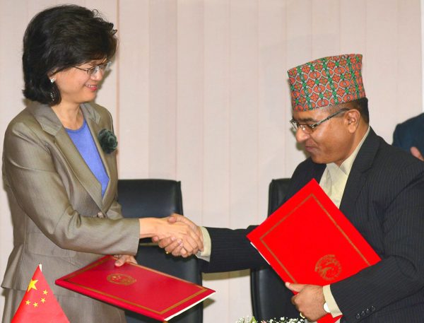 Đại sứ Trung Quốc tại Nepal Vu Hồng (Yu Hong) và Ngoại trưởng Nepal Shankar Das Bairagi trao đổi các văn kiện trong một buổi lễ ký kết liên quan đến sáng kiến Một vành đai, Một con đường ở Kathmandu vào ngày 12/05/2017. (Ảnh: Prakash Mathema/AFP/Getty Images)