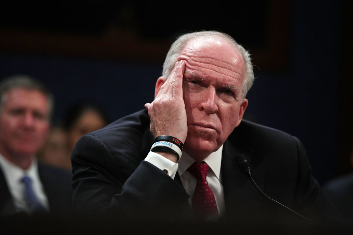 Cựu Giám đốc Cơ quan Tình báo Trung ương Hoa Kỳ (CIA) John Brennan làm chứng trước Ủy ban Đặc biệt Thường trực về Tình báo của Hạ viện tại Capitol Hill, vào ngày 23/05/2017. (Ảnh: Alex Wong/Getty Images)