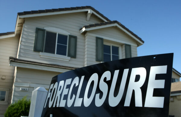 Một biển báo tịch thu nhà được treo trước một ngôi nhà rao bán ở Stockton, California, vào ngày 29/04/2008. (Ảnh: Justin Sullivan/Getty Images)