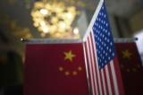 Cờ Trung Quốc và cờ Hoa Kỳ được treo trong một công ty ở Bắc Kinh, vào ngày 16/08/2017. (Ảnh: Wang Zhao/AFP qua Getty Images)