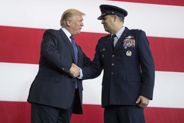 Tổng thống Donald Trump bắt tay với Tư lệnh đương thời của Quân đội Hoa Kỳ tại Nhật Bản, Trung tướng Jerry Martinez, khi ông Trump đến diễn thuyết trong một sự kiện với các quân nhân Hoa Kỳ tại Căn cứ Không quân Yokota ở Tokyo, Nhật Bản, vào ngày 05/11/2017. (Ảnh: Jim Watson/AFP/Getty Images)