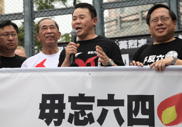 Ông Hùng Diễm (Yan Xiong) (thứ hai, bên phải), một trong 21 người biểu tình tại Quảng trường Thiên An Môn “bị truy nã gắt gao nhất” từ năm 1989, nói chuyện với các nhà lãnh đạo ủng hộ dân chủ địa phương trước khi tham gia một cuộc biểu tình trên các con đường ở Hồng Kông vào ngày 31/05/2009. (Ảnh: Samantha Sin/AFP qua Getty Images)