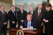 Tổng thống Hoa Kỳ đương thời Donald Trump ký các biện pháp trừng phạt thương mại đối với Trung Quốc tại Phòng Khánh tiết Ngoại giao của Tòa Bạch Ốc ở Hoa Thịnh Đốn, vào ngày 22/03/2018. (Ảnh: Mandel Ngan/AFP qua Getty Images)