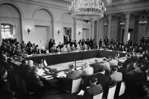 Một bức ảnh được công bố vào ngày 13/05/1955, cho thấy toàn cảnh Hội nghị của Khối Cộng sản tập hợp tám quốc gia Đông Âu trước khi ký kết Hiệp ước phòng thủ chung về Hữu nghị, Hợp tác và Tương hỗ thường được gọi là Hiệp ước Warsaw. (Ảnh: AFP qua Getty Images)