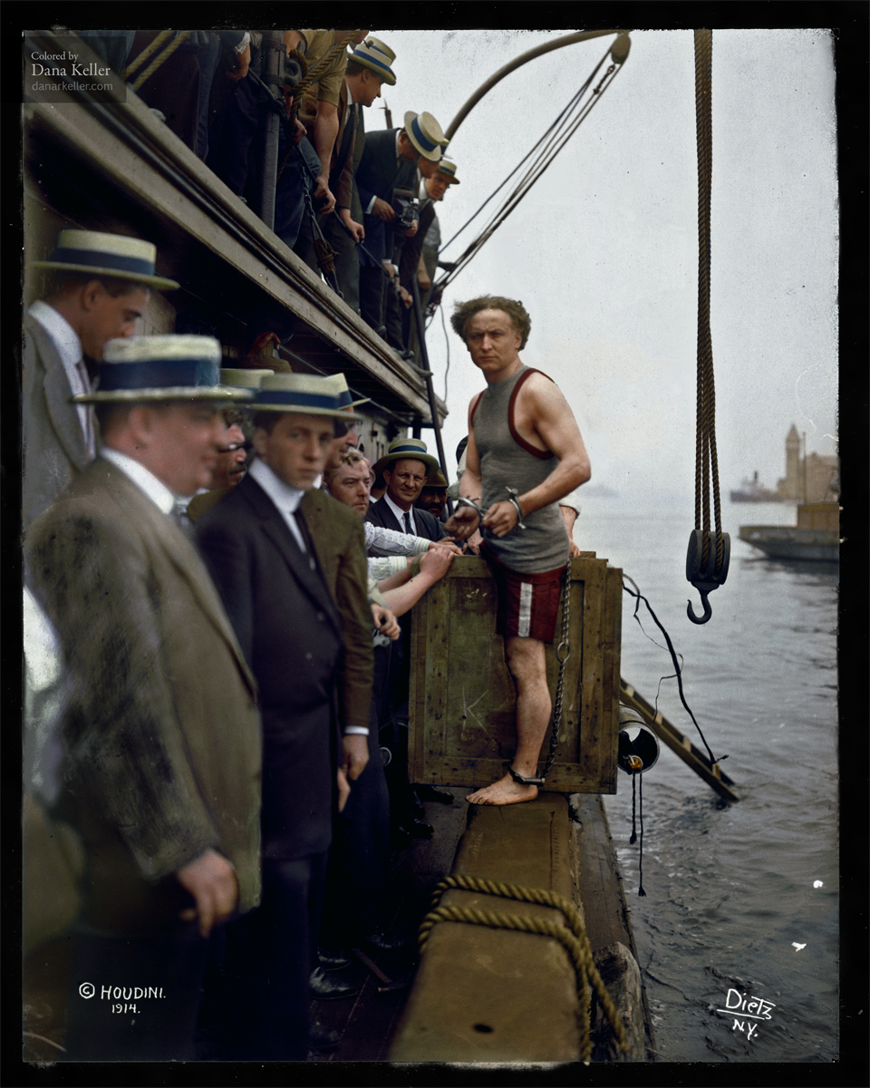 Ảo thuật gia Harry Houdini đã bất chấp [khả năng] đuối nước với trò thoát hiểm dưới nước, được thấy ở đây (bên phải) khi ông bước vào thùng cho màn diễn lao xuống nước. (Ảnh: Tài sản công)
