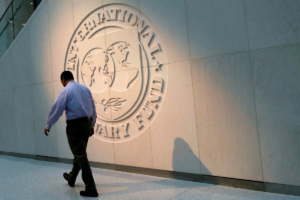 IMF cảnh báo lãi suất cao kéo dài, kêu gọi thắt chặt tài khóa để kiềm chế lạm phát