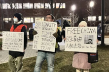 Hàng trăm người biểu tình tụ tập để phản đối chính sách “zero COVID” hà khắc của Bắc Kinh cũng như cuộc đàn áp tàn bạo đối với các nhóm tôn giáo và dân tộc thiểu số vào ngày 03/12/2022. (Ảnh: The Epoch Times)