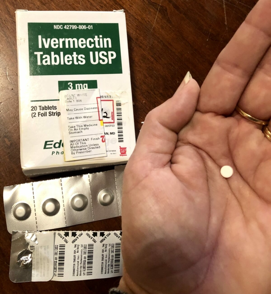 FDA Hoa Kỳ đã cảnh báo không nên dùng Ivermectin để điều trị COVID-19 vì đây là “thuốc dành cho ngựa.” Tuy nhiên, Ivermectin được đóng gói để sử dụng cho người (như minh họa ở đây) và đã được kê đơn rộng rãi trong nhiều thập kỷ cho nhiều loại bệnh, bao gồm điều trị chấy rận, ký sinh trùng và virus khác. (Nanette Holt/ Epoch Times)