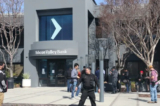 Khách hàng xếp hàng chờ bên ngoài trụ sở ngân hàng Silicon Valley Bank (SVB) đã bị đóng cửa ở Santa Clara, California, hôm 13/03/2023. (Ảnh: Vivian Yin/The Epoch Times)