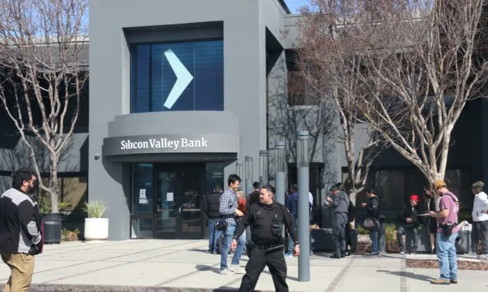 Khách hàng xếp hàng chờ bên ngoài trụ sở ngân hàng Silicon Valley Bank (SVB) đã bị đóng cửa ở Santa Clara, California, hôm 13/03/2023. (Ảnh: Vivian Yin/The Epoch Times)