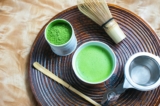 Matcha được chế biến từ lá trà xanh nghiền thành bột. (Ảnh: Benjamin Chasteen/The Epoch Times)
