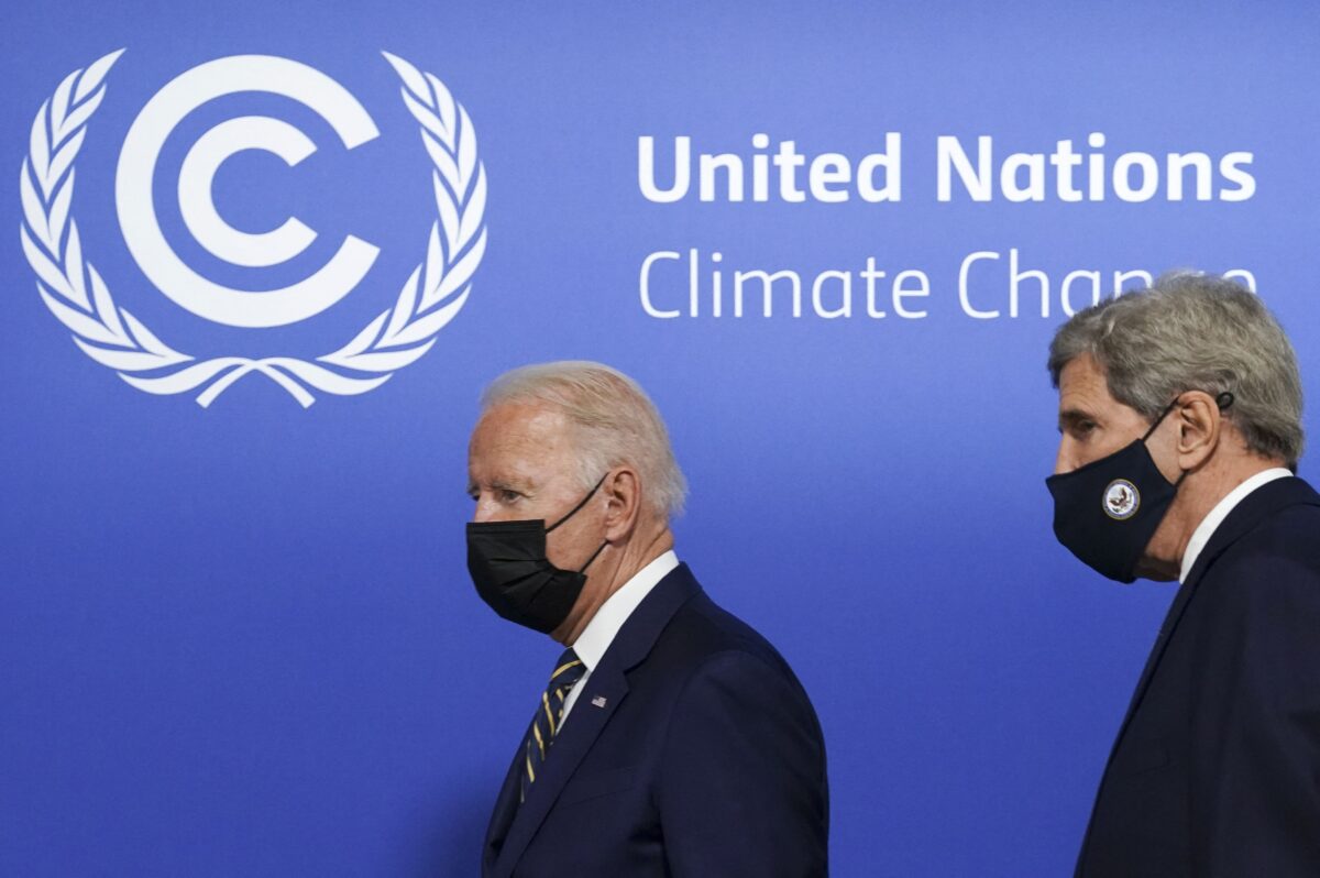 Tổng thống Hoa Kỳ Joe Biden (trái), cùng với Cố vấn về Khí hậu của Hoa Kỳ, ông John Kerry, đến tham dự một cuộc họp tập trung vào hành động và sự đoàn kết tại Hội nghị về Biến đổi Khí hậu của Liên Hiệp Quốc (COP26) ở Glasgow, vào ngày 01/11/2021. (Ảnh: Kevin Lamarque/POOL/AFP qua Getty Images)