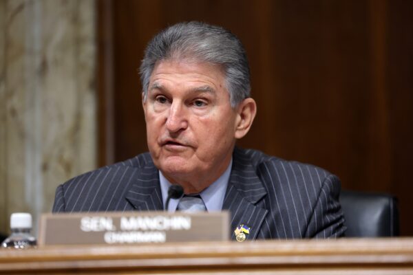 Thượng nghị sĩ Joe Manchin (Dân Chủ-West Virginia), Chủ tịch Ủy ban Năng lượng và Tài nguyên Thiên nhiên của Thượng viện, chủ trì một phiên điều trần tại Hoa Thịnh Đốn hôm 16/02/2023. (Ảnh: Kevin Dietsch/Getty Images)