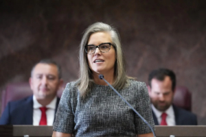 Thống đốc tiểu bang Arizona Katie Hobbs phủ quyết các dự luật bầu cử quan trọng