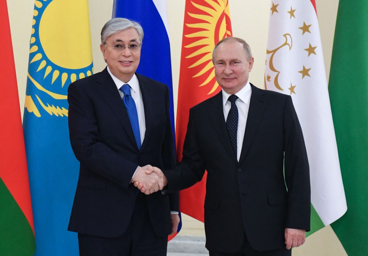 Tổng thống Kazakhstan Kassym-Jomart Tokayev chào đón Tổng thống Nga Vladimir Putin trước hội nghị thượng đỉnh thường niên không chính thức của Cộng đồng các Quốc gia Độc lập (CIS) tại dinh thự tổng thống - Cung điện Konstantin ở Strelna, ngoại ô St. Petersburg, Nga, vào ngày 28/12/2021. (Ảnh: Yevgeny BiyatovI/AFP qua Getty Images)