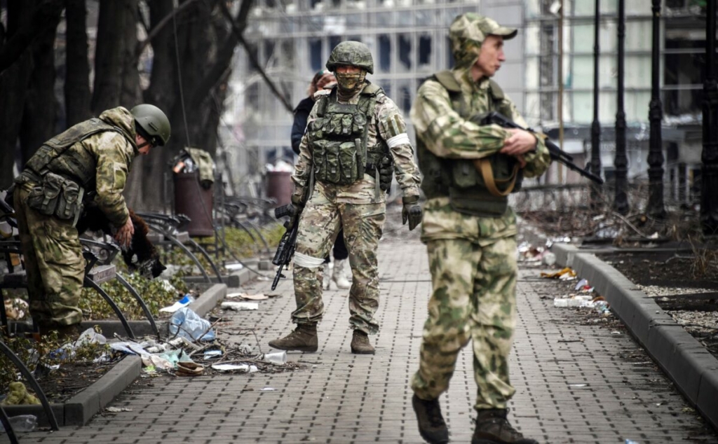 Những người lính Nga đi dọc một con phố ở Mariupol hôm 12/04/2022. (Ảnh: Alexander Nemenov/AFP qua Getty Images)
