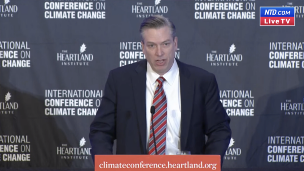 Ông Marlo Oaks nói tại Hội nghị Quốc tế về Biến đổi Khí hậu (ICCC) lần thứ 15 do Viện Heartland tổ chức ở Orlando, Florida, hôm 25/02/2023. (Ảnh: Viện Heartland/Ảnh chụp màn hình qua NTD)