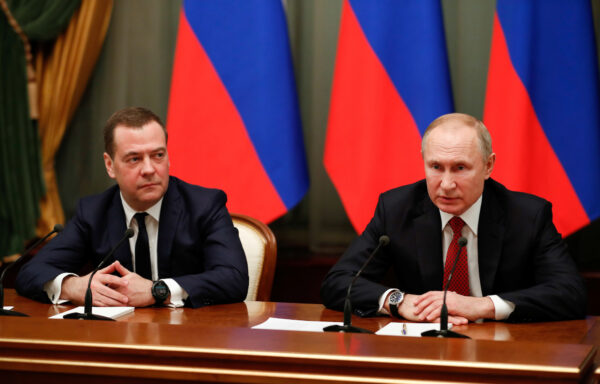 Tổng thống Nga Vladimir Putin (Phải) và phó giám đốc hội đồng an ninh Dmitry Medvedev tham dự cuộc họp với các thành viên chính phủ ở Moscow, Nga, vào ngày 15/01/2020. (Ảnh: Sputnik/Dmitry Astakhov/Pool qua Reuters/File Photo)